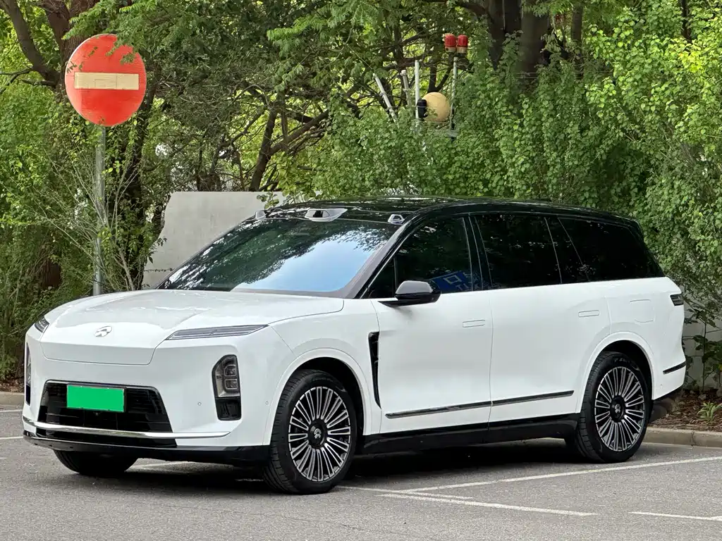 NIO ES8 2025