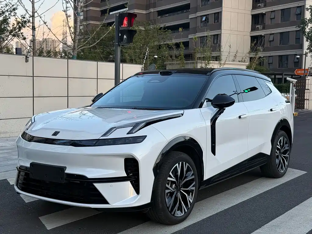 Lynk & Co 08 EM-P 2025