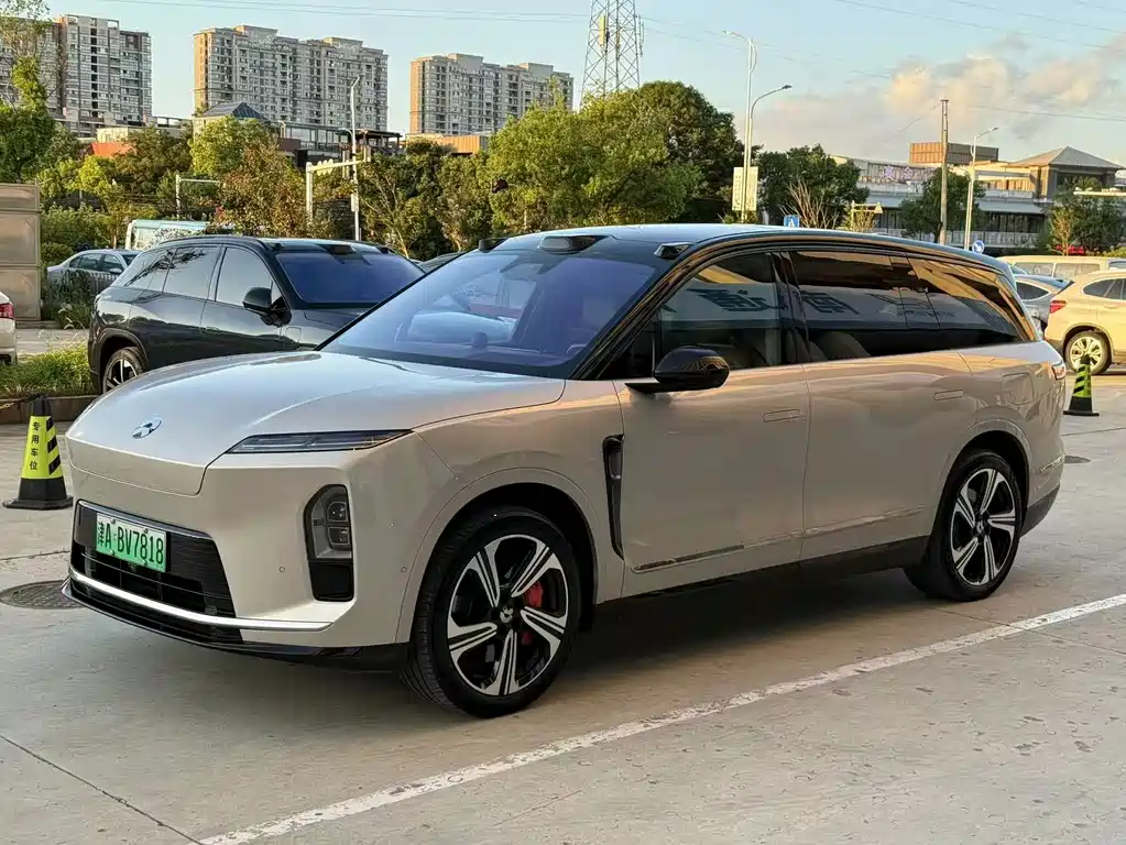 NIO ES8 2025