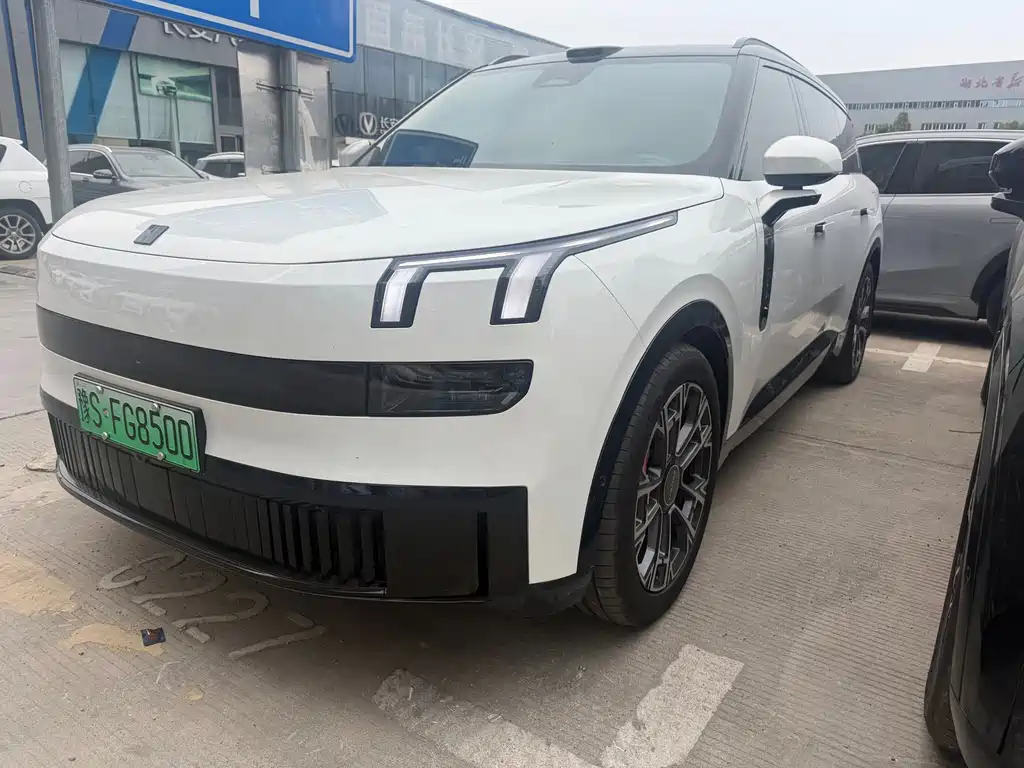 Lynk & Co 900 2025