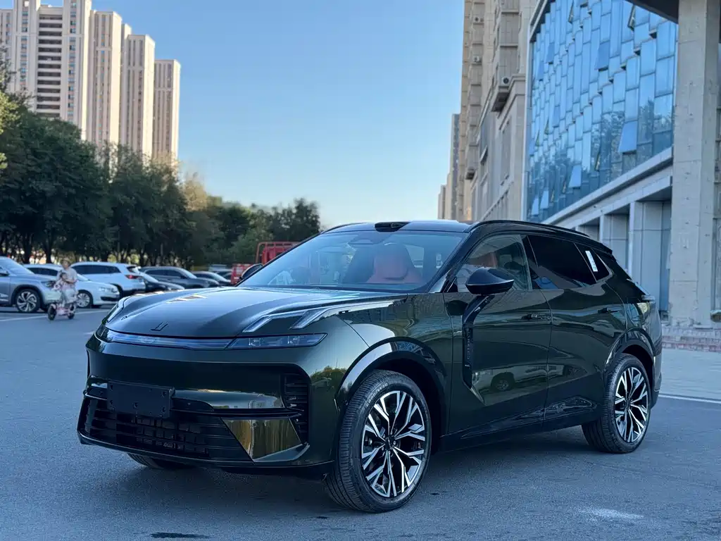 Lynk & Co 08 EM-P 2025