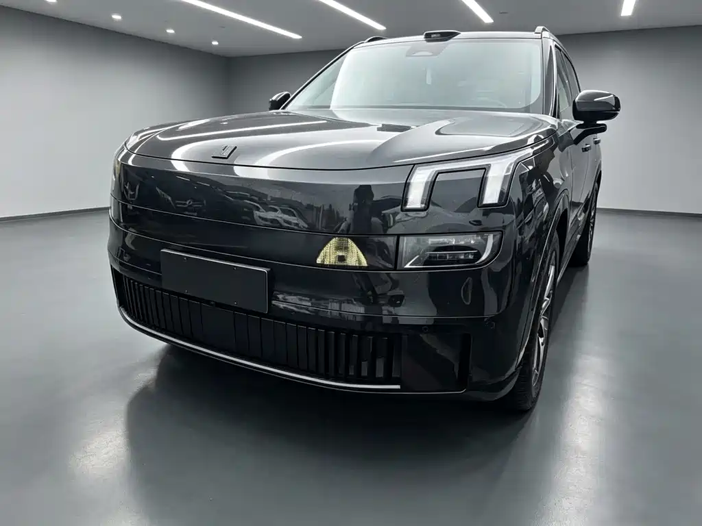 Lynk & Co 900 2025