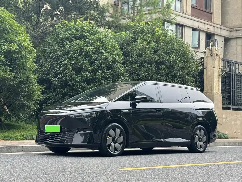 XPENG X9 2025
