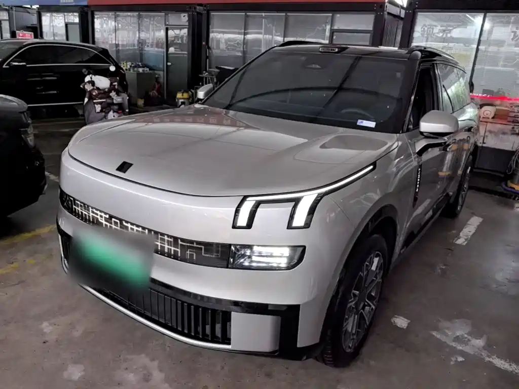 Lynk & Co 900 2025