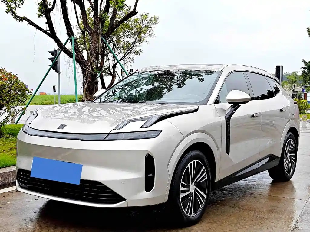 Lynk & Co 08 EM-P 2024