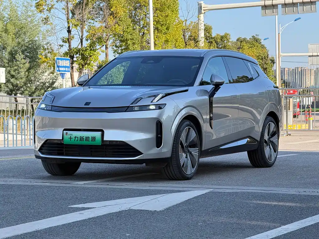 Lynk & Co 08 EM-P 2023