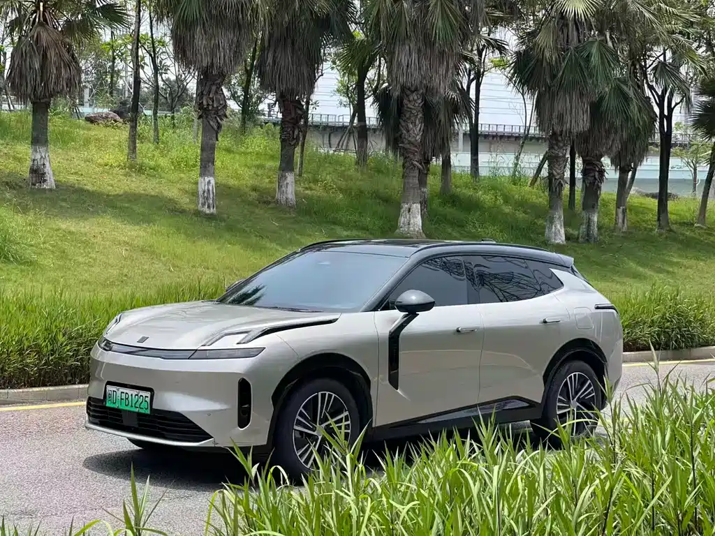 Lynk & Co 08 EM-P 2023