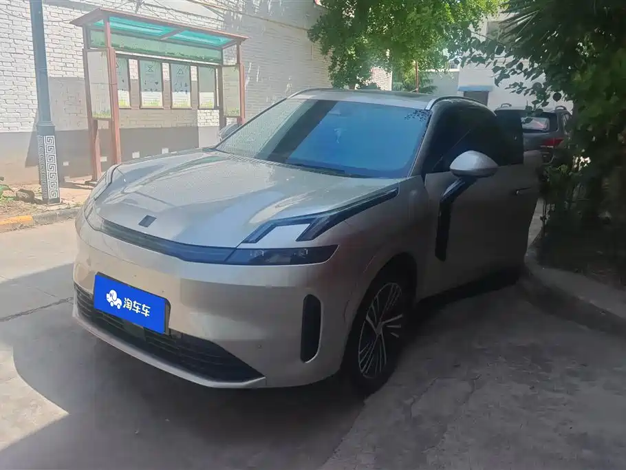 Lynk & Co 08 EM-P 2025