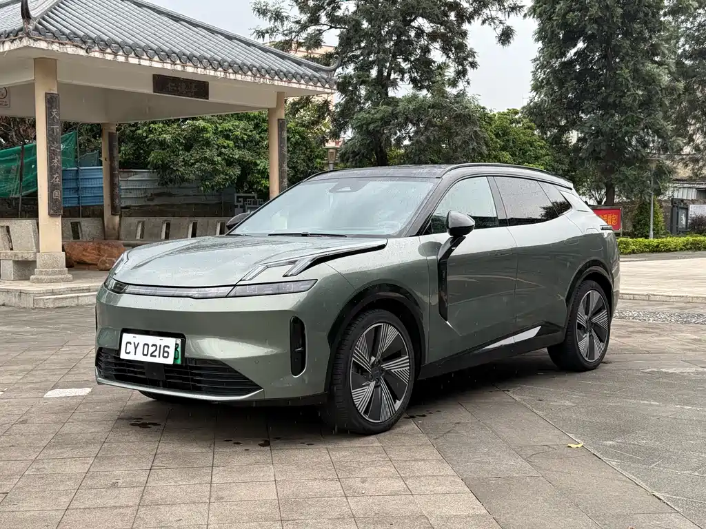 Lynk & Co 08 EM-P 2023