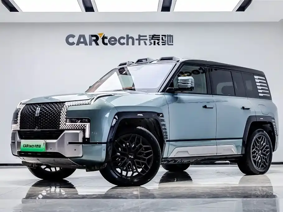 Looking up at U8 2023 Deluxe Edition