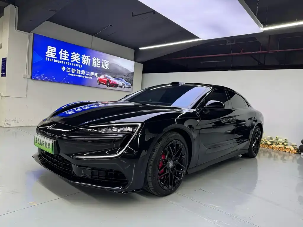 Looking up at U7 2025 PHEV five-seater luxury version