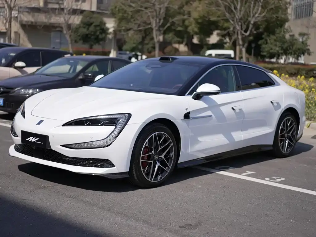 Looking up at U7 2025 EV five-seater luxury version