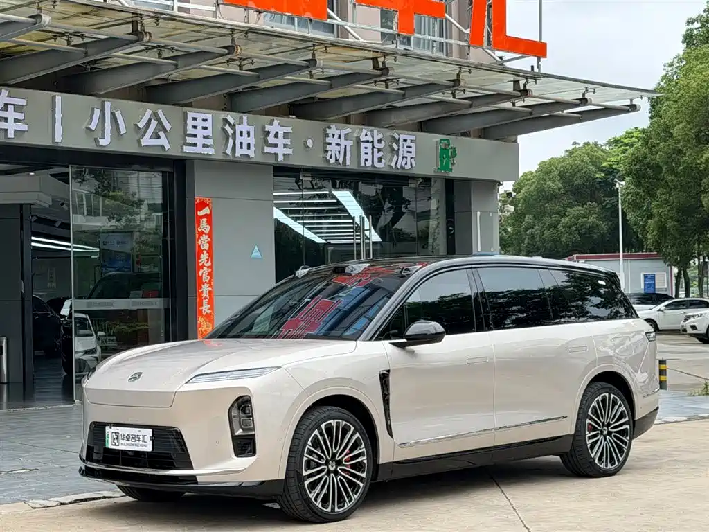 NIO ES8 2025