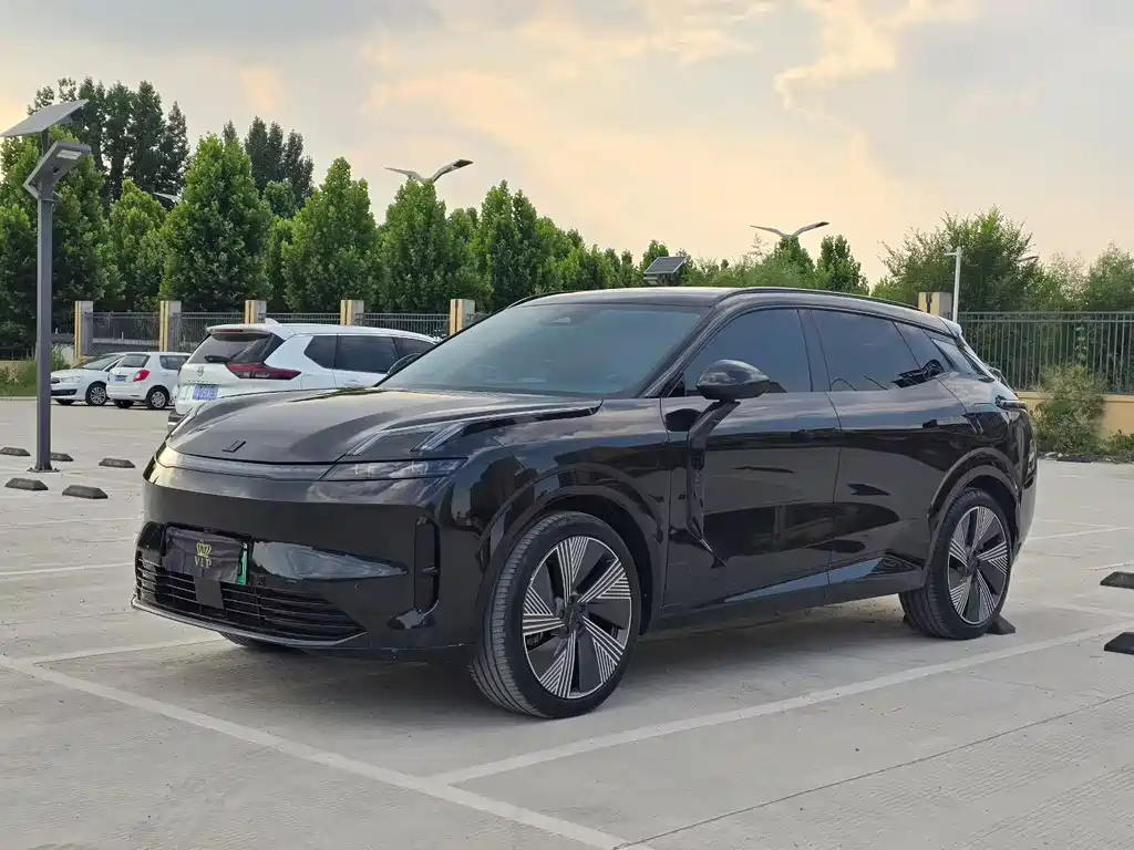 Lynk & Co 08 EM-P 2025