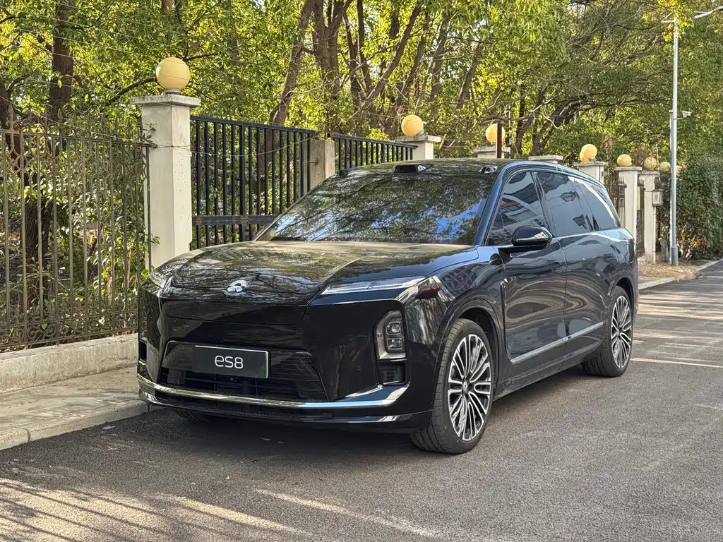 NIO ES8 2025