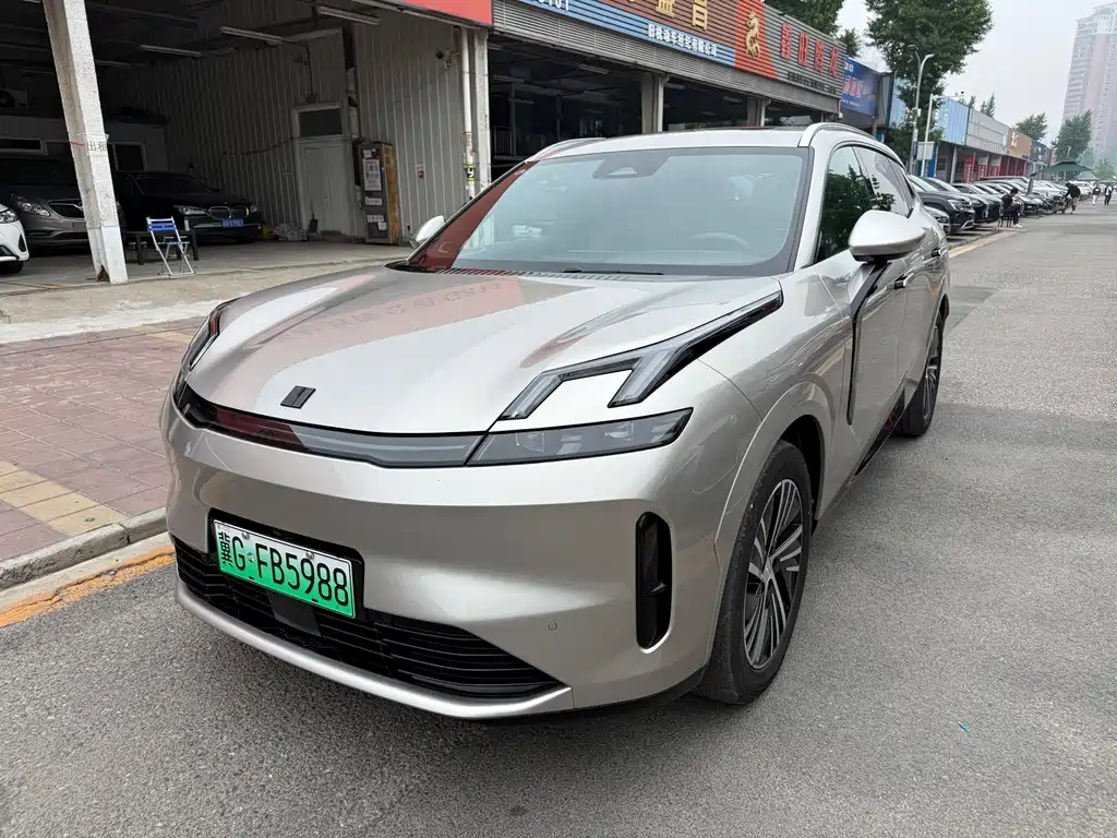 Lynk & Co 08 EM-P 2025