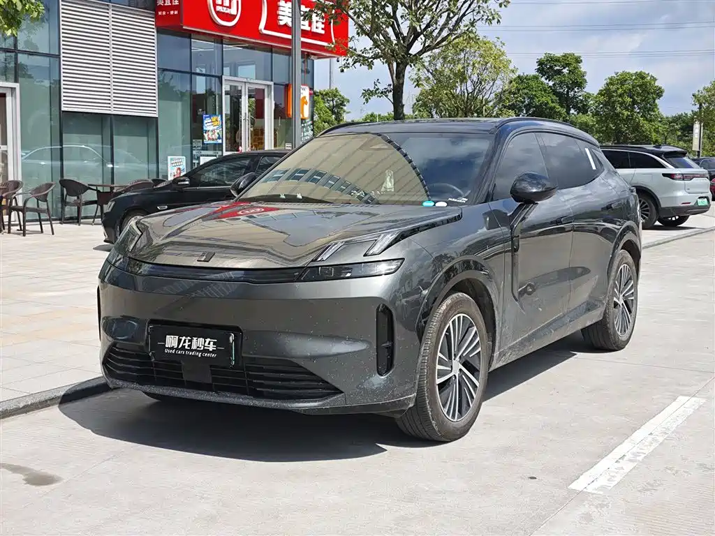 Lynk & Co 08 EM-P 2025