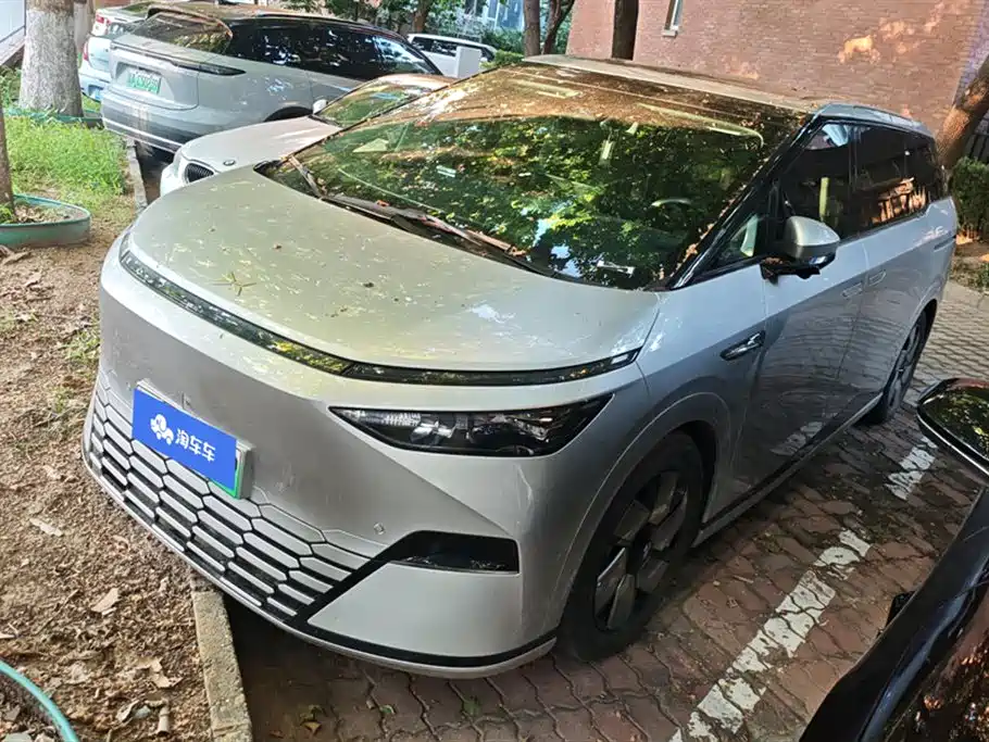 XPENG X9 2024